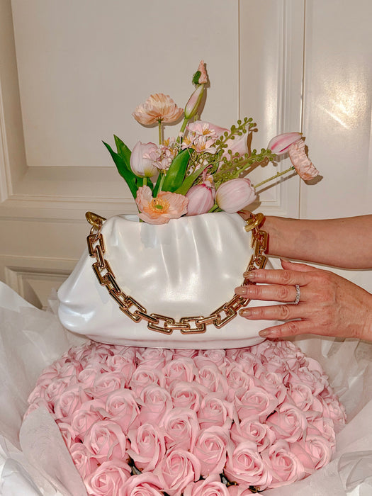 Resin Sculptuur Handtas met Gouden Ketting Vaas - een chique en artistieke manier om jouw favoriete bloemen tentoon te stellen - huishoudmeester