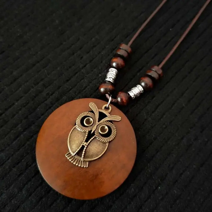 Artistieke Houten Ronde Ketting - prachtige bronzen metalen accenten - unieke materialenmix - huishoudmeester