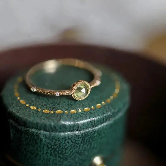 Verstelbare Ring - klassiek ontwerp - ingelegde diamanten en peridotkristal - huishoudmeester