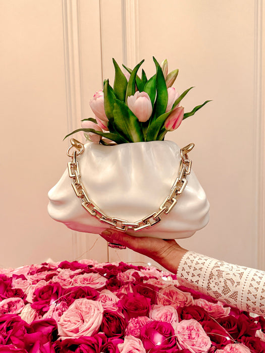 Resin Sculptuur Handtas met Gouden Ketting Vaas - een chique en artistieke manier om jouw favoriete bloemen tentoon te stellen - huishoudmeester