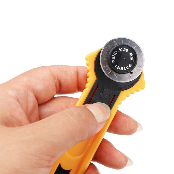 28mm Rotary Cutter - Ultrascherp Mes voor Schone Sneden - ergonomische handgreep - compact - huishoudmeester