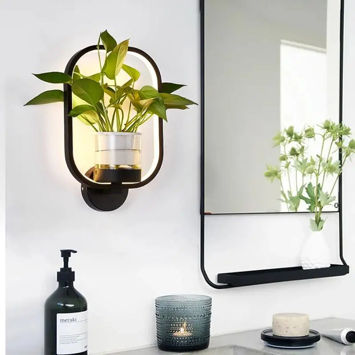 Moderne Wandlamp met Geïntegreerde Plantenhouder - combinatie van verlichting en groen brengt rust en warmte - huishoudmeester