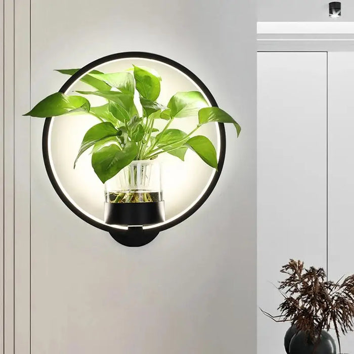 Moderne Wandlamp met Geïntegreerde Plantenhouder - combinatie van verlichting en groen brengt rust en warmte - huishoudmeester