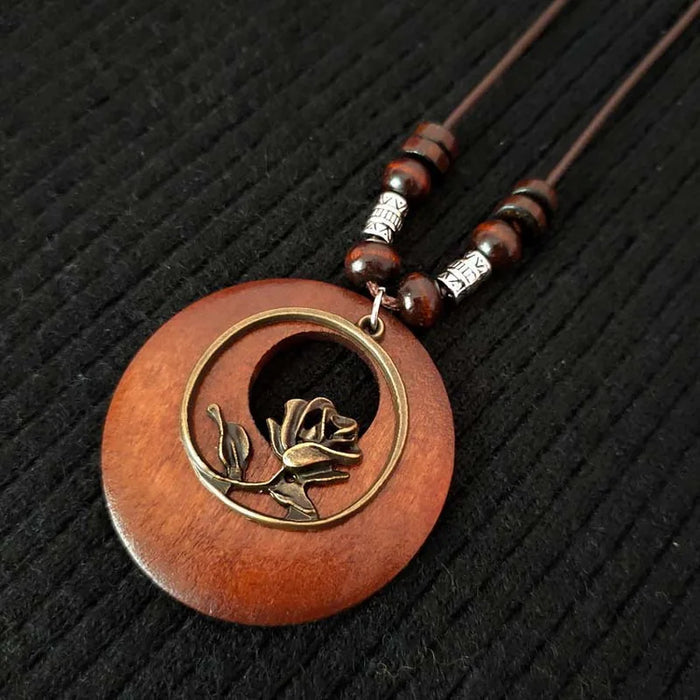 Artistieke Houten Ronde Ketting - prachtige bronzen metalen accenten - unieke materialenmix - huishoudmeester