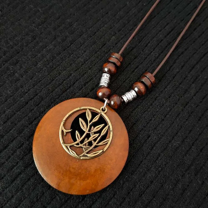 Artistieke Houten Ronde Ketting - prachtige bronzen metalen accenten - unieke materialenmix - huishoudmeester