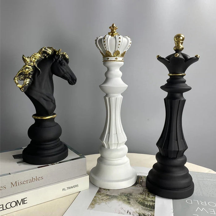 Trio Schaak Sculpturen voor Elegante Decoratie - Koning, Koningin en Paard - hoogwaardige hars met een handgeschilderde afwerking - huishoudmeester