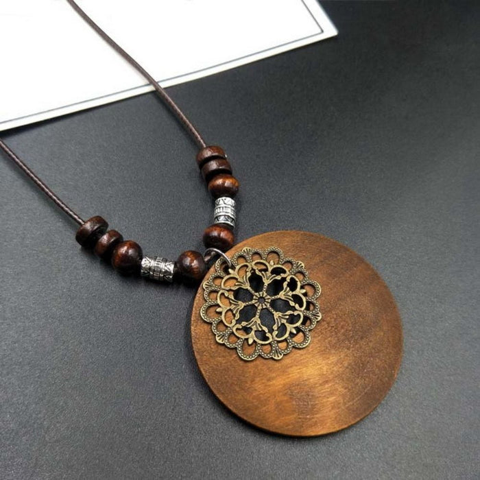 Artistieke Houten Ronde Ketting - prachtige bronzen metalen accenten - unieke materialenmix - huishoudmeester