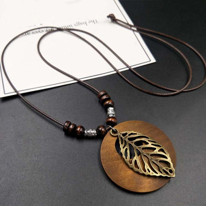 Artistieke Houten Ronde Ketting - prachtige bronzen metalen accenten - unieke materialenmix - huishoudmeester