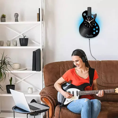 Gitaarvormige Wandklok voor Muziekliefhebbers - geeft een creatieve twist aan elke kamer -  extra grote wijzers en duidelijke cijfers - huishoudmeester